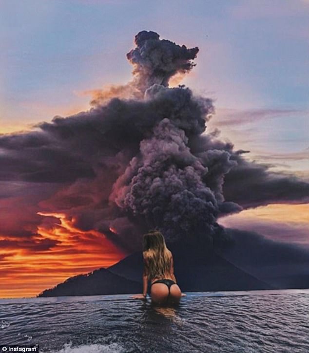 Фотография: Пока жители Бали уезжают подальше от вулкана, туристы фотографируются на фоне выбросов пепла №2 - BigPicture.ru