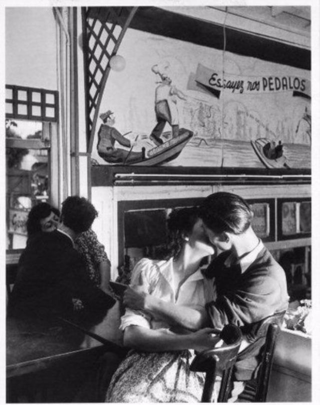 Фотография: Французский поцелуй: как фотограф снимал влюбленные парочки на улицах Парижа №4 - BigPicture.ru