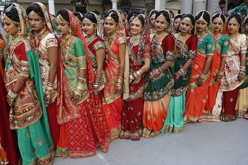 Фотография: Алмазный магнат в Индии устроил свадьбу сразу для 250 неимущих пар, и получилось роскошно №5 - BigPicture.ru