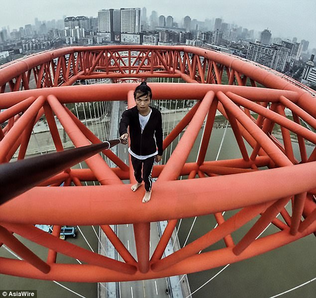 Фотография: Руфер из Китая сорвался с небоскреба во время трюка, и это запечатлела камера №5 - BigPicture.ru