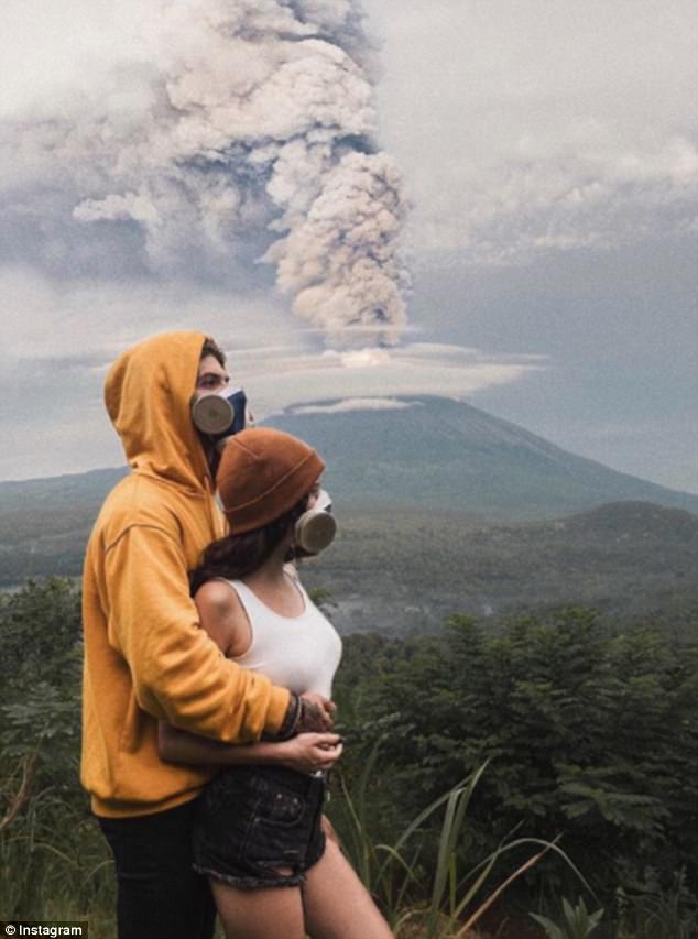 Фотография: Пока жители Бали уезжают подальше от вулкана, туристы фотографируются на фоне выбросов пепла №13 - BigPicture.ru