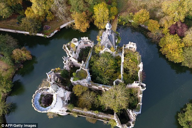 Фотография: Шесть тысяч пользователей краудфандинговой платформы скинулись и купили средневековый замок №5 - BigPicture.ru