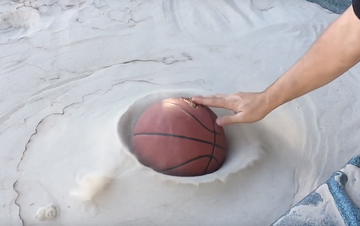 Фотография: Бывший инженер НАСА сделал джакузи, где превратил песок в жидкость №5 - BigPicture.ru