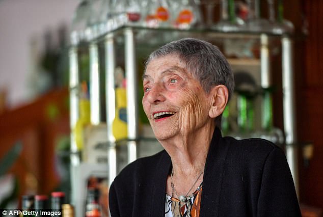 Фотография: 100-летняя француженка, заправляющая собственным баром, знает оригинальный рецепт долголетия №3 - BigPicture.ru