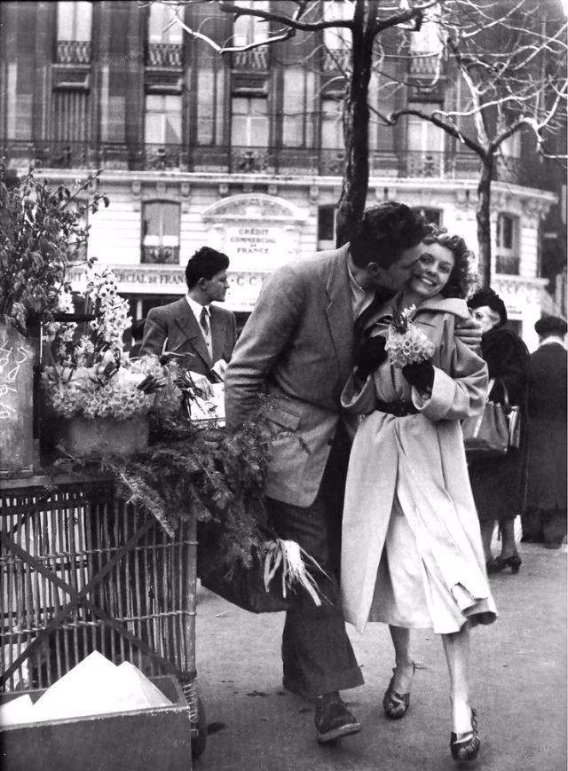 Фотография: Французский поцелуй: как фотограф снимал влюбленные парочки на улицах Парижа №7 - BigPicture.ru
