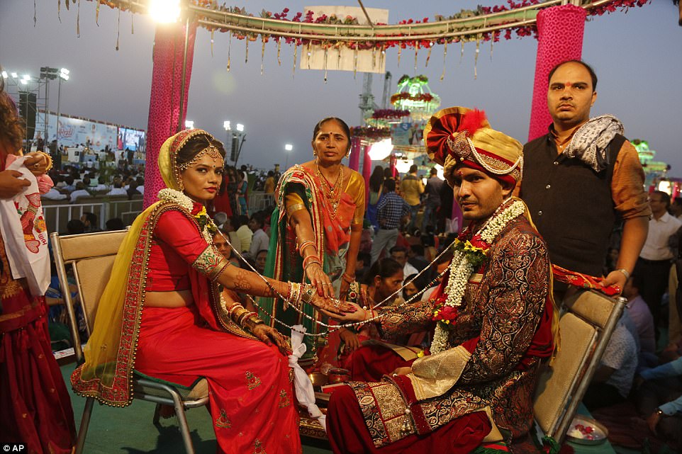 Фотография: Алмазный магнат в Индии устроил свадьбу сразу для 250 неимущих пар, и получилось роскошно №10 - BigPicture.ru