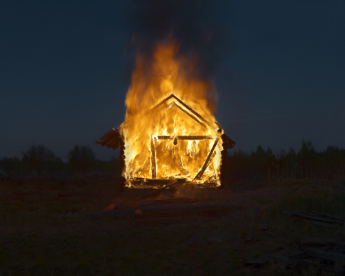 Фотография: Московский фотограф сжег деревню ради проекта 