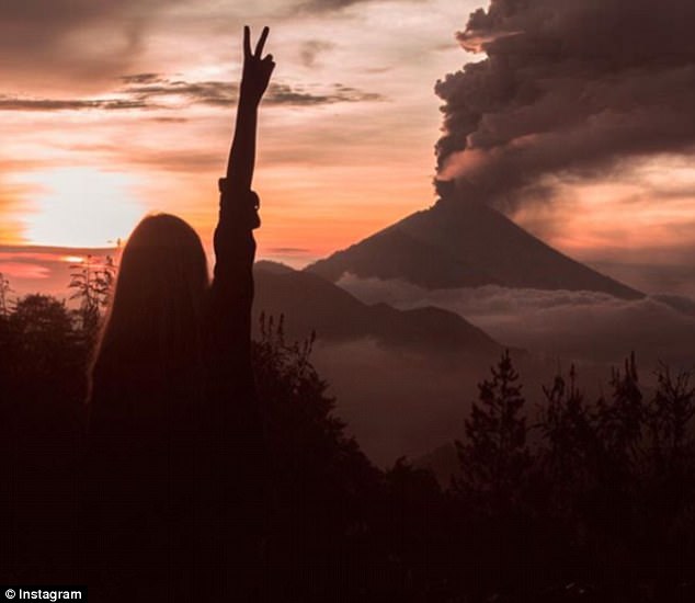 Фотография: Пока жители Бали уезжают подальше от вулкана, туристы фотографируются на фоне выбросов пепла №10 - BigPicture.ru
