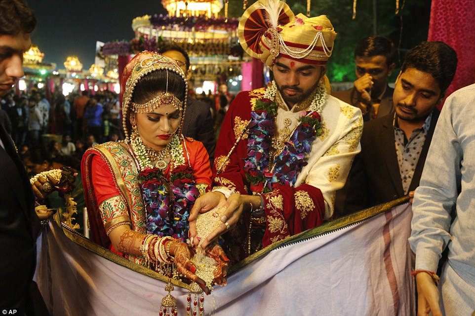 Фотография: Алмазный магнат в Индии устроил свадьбу сразу для 250 неимущих пар, и получилось роскошно №11 - BigPicture.ru