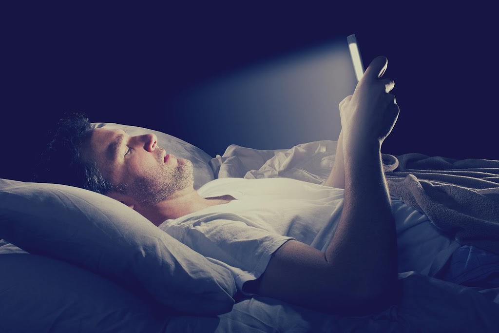 Фотография: Опасно для здоровья: ученые рассказали, почему нельзя спать со смартфоном №3 - BigPicture.ru