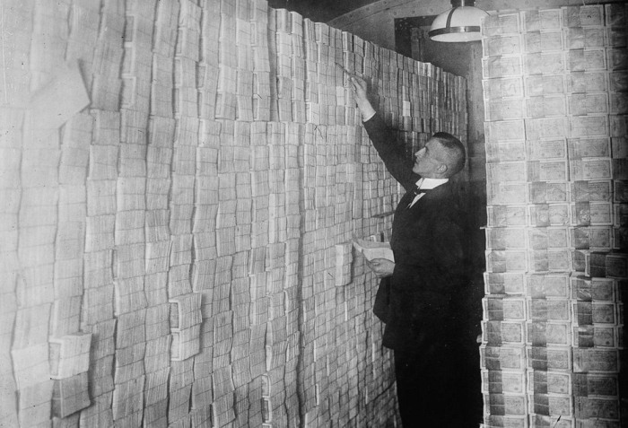Фотография: Страна нищих миллиардеров: как инфляция завела немцев в стриптиз-клубы №3 - BigPicture.ru
