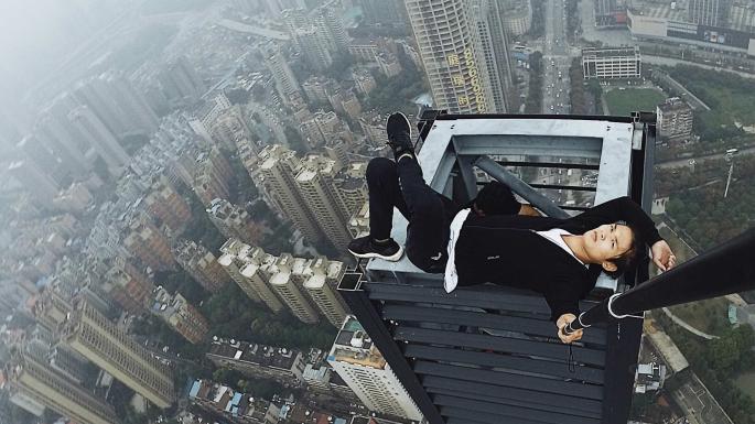 Фотография: Руфер из Китая сорвался с небоскреба во время трюка, и это запечатлела камера №3 - BigPicture.ru