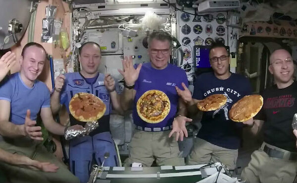 «Неожиданно вкусная»: астронавты МКС приготовили пиццу в космосе