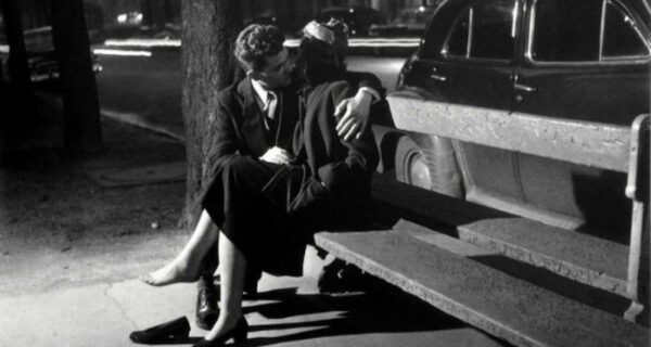 Французский поцелуй: как фотограф снимал влюбленные парочки на улицах Парижа