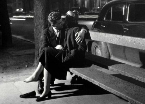 Французский поцелуй: как фотограф снимал влюбленные парочки на улицах Парижа