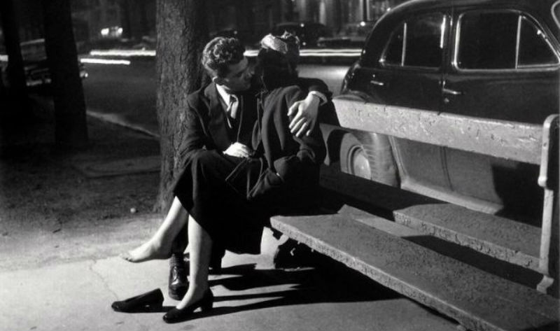 Фотография: Французский поцелуй: как фотограф снимал влюбленные парочки на улицах Парижа №1 - BigPicture.ru