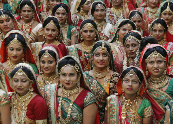 Алмазный магнат в Индии устроил свадьбу сразу для 250 неимущих пар, и получилось роскошно