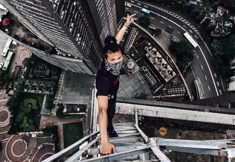 Фотография: Руфер из Китая сорвался с небоскреба во время трюка, и это запечатлела камера №6 - BigPicture.ru