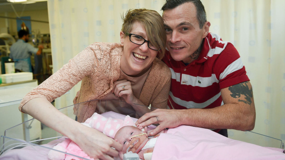 Фотография: Британские врачи спасли малышку, которая родилась с сердцем наружу №7 - BigPicture.ru