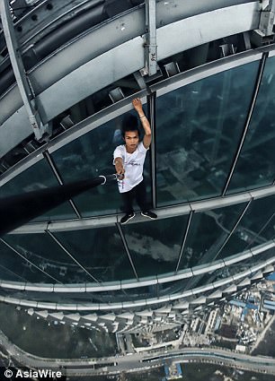 Фотография: Руфер из Китая сорвался с небоскреба во время трюка, и это запечатлела камера №4 - BigPicture.ru