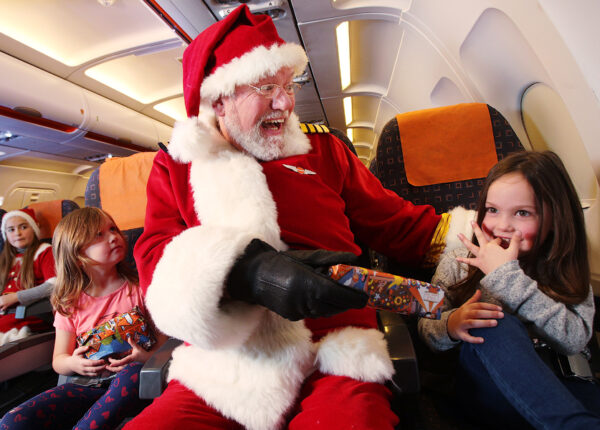 Новый год в небе: как авиакомпании поздравляют пассажиров