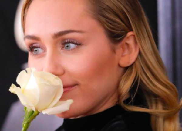 Почему знаменитости принесли белые розы на красную дорожку «Грэмми-2018»