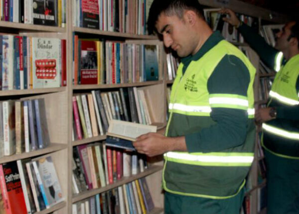 Одни выбрасывают, другие собирают: турецкие мусорщики собрали библиотеку из «спасенных» книг