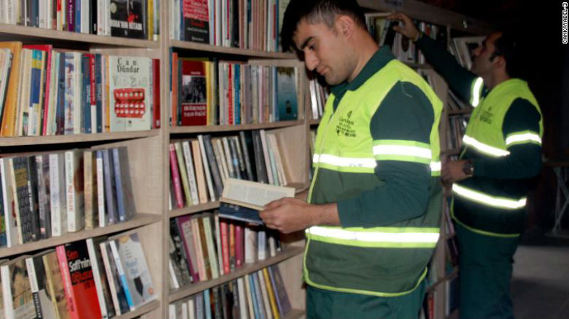 Фотография: Одни выбрасывают, другие собирают: турецкие мусорщики собрали библиотеку из 