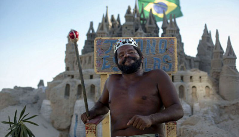 Фотография: Король пляжа: бразилец 22 года живет в песчаном замке №1 - BigPicture.ru