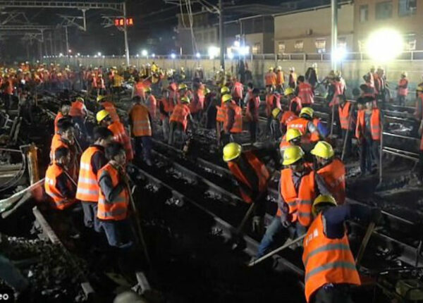 Китайские рабочие за ночь построили железнодорожную развязку и сняли процесс на видео