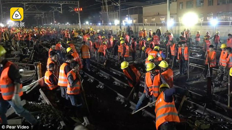 Фотография: Китайские рабочие за ночь построили железнодорожную развязку и сняли процесс на видео №1 - BigPicture.ru