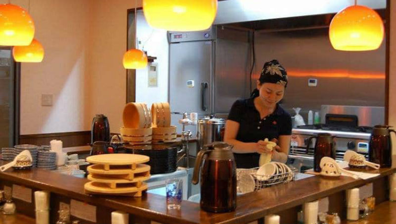 Фотография: Кто работает, тот ест: в Токио открылся ресторан, где можно поесть, отработав смену на кухне №1 - BigPicture.ru