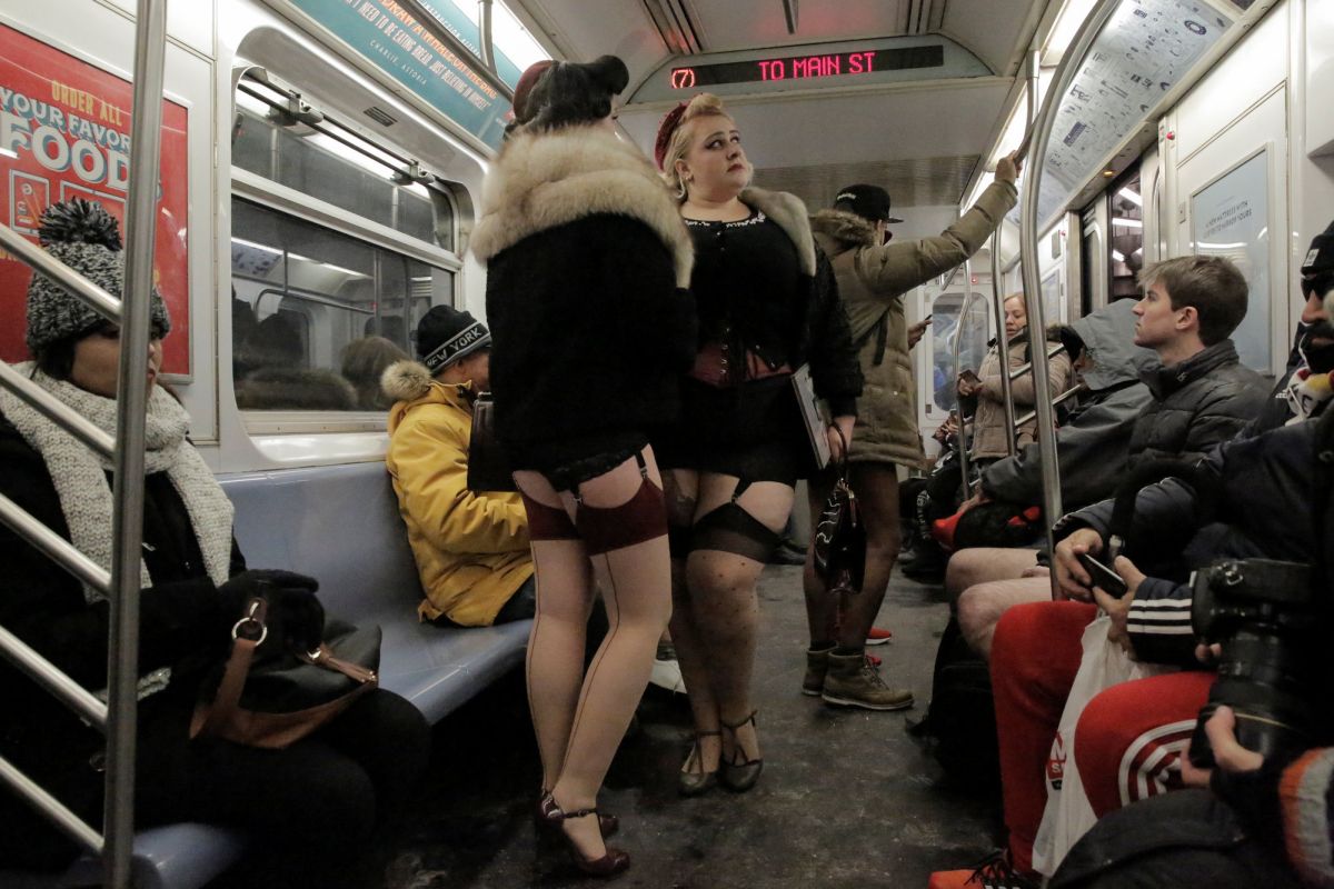Фотография: В метро без штанов — 2018: по миру прокатился глобальный флешмоб №13 - BigPicture.ru