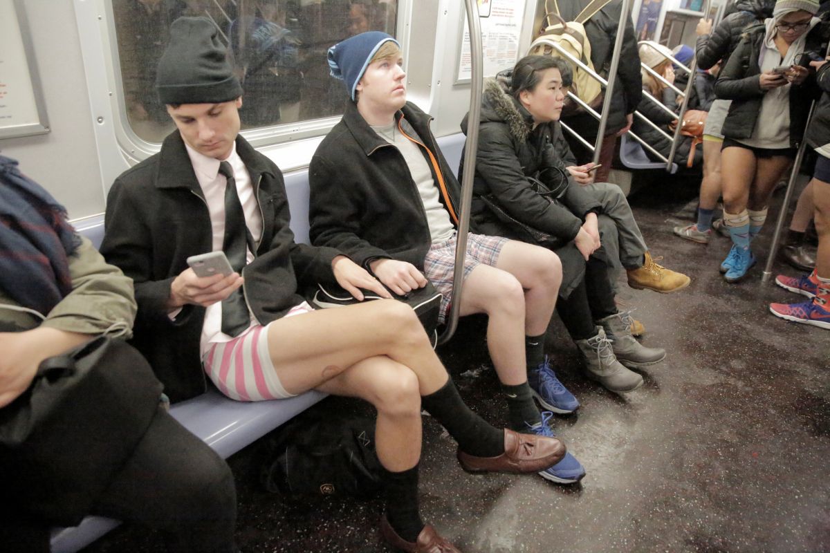 Фотография: В метро без штанов — 2018: по миру прокатился глобальный флешмоб №11 - BigPicture.ru