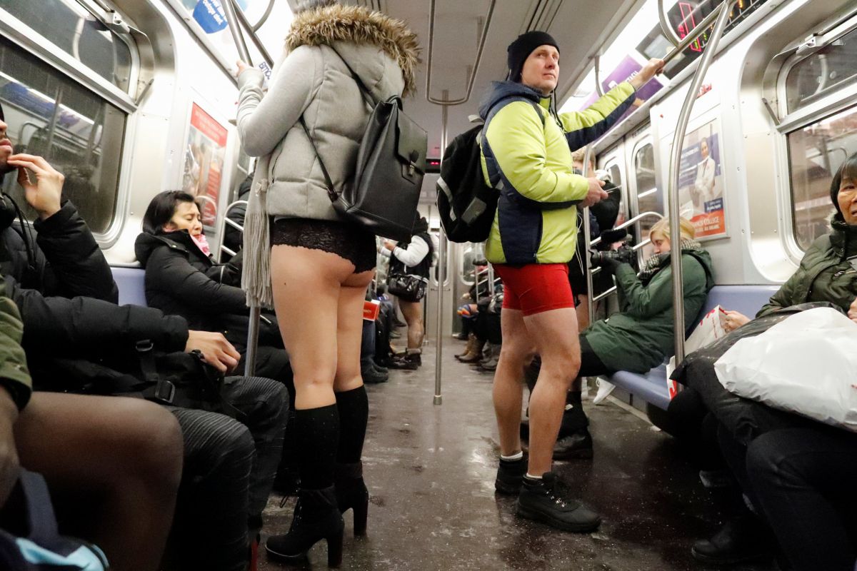 Фотография: В метро без штанов — 2018: по миру прокатился глобальный флешмоб №9 - BigPicture.ru