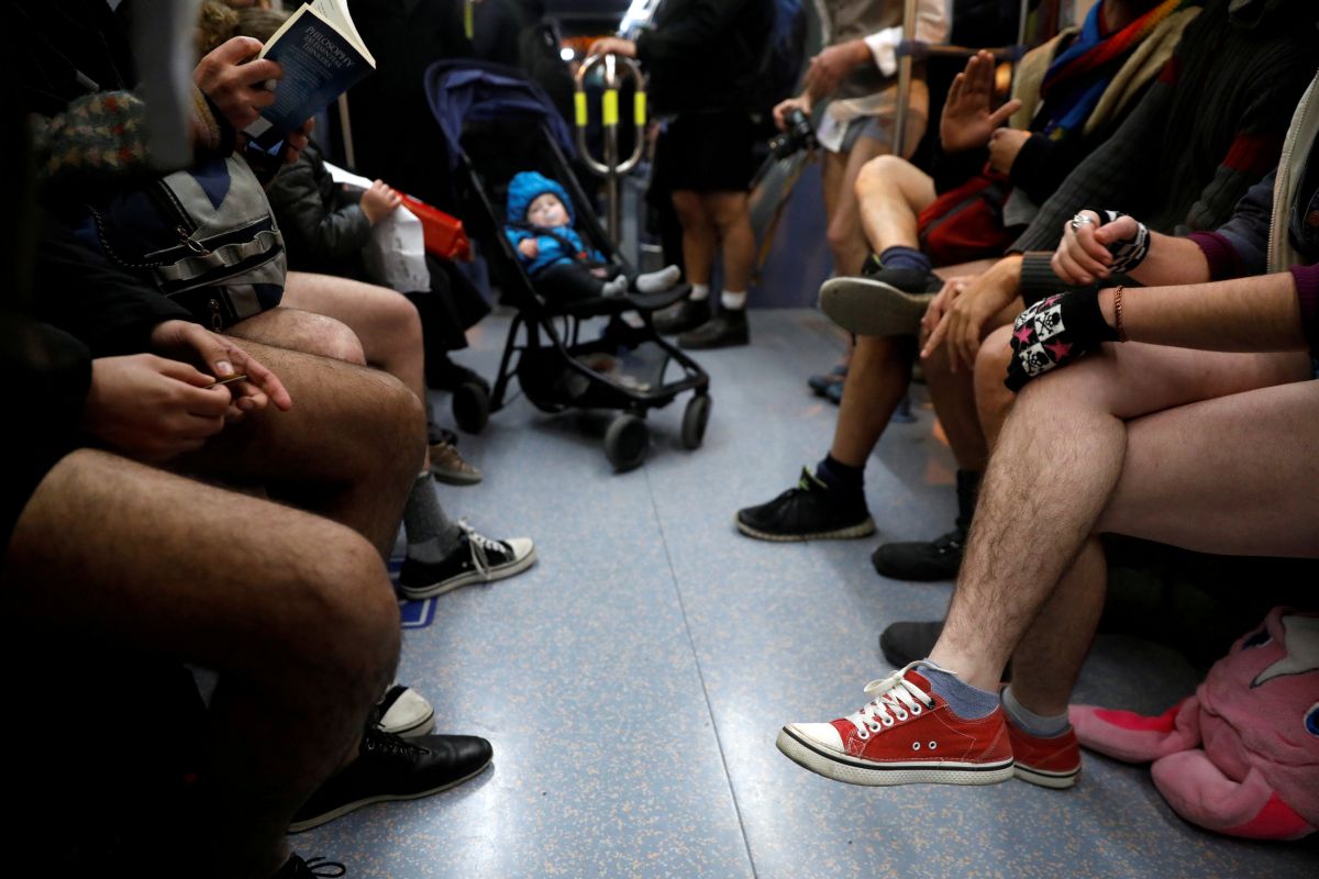Фотография: В метро без штанов — 2018: по миру прокатился глобальный флешмоб №6 - BigPicture.ru