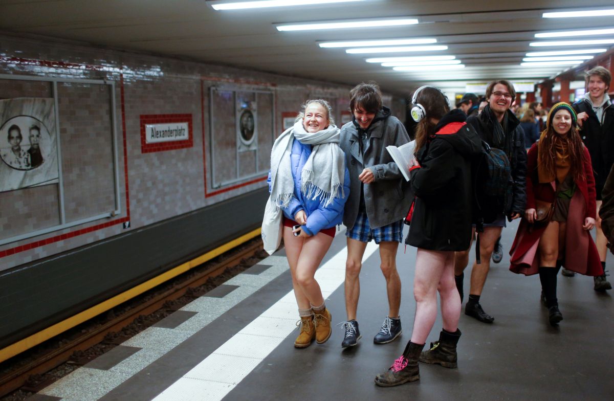 Фотография: В метро без штанов — 2018: по миру прокатился глобальный флешмоб №5 - BigPicture.ru