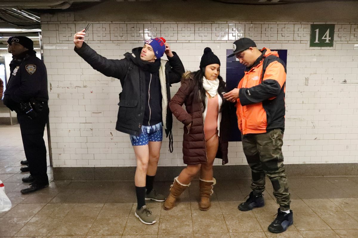 Фотография: В метро без штанов — 2018: по миру прокатился глобальный флешмоб №4 - BigPicture.ru