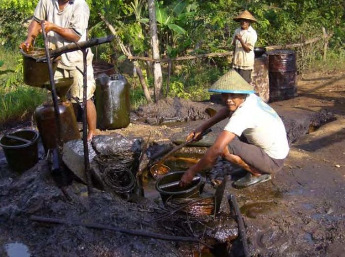 Фотография: Это моя скважина, и я ее дою: тонкости частной нефтедобычи по-индонезийски №8 - BigPicture.ru