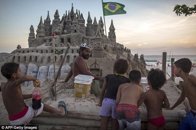 Фотография: Король пляжа: бразилец 22 года живет в песчаном замке №7 - BigPicture.ru