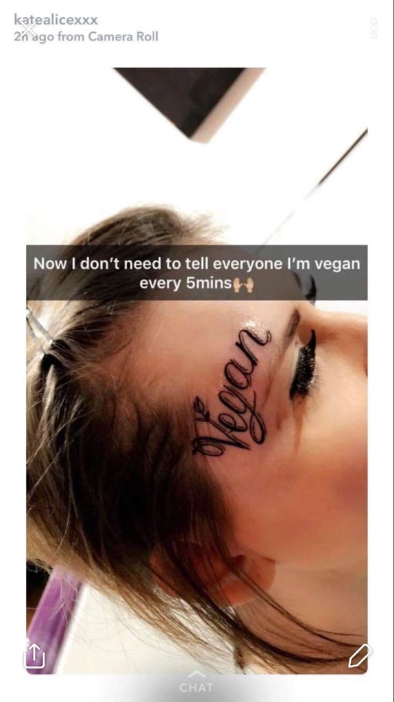 Фотография: Девушка сделала на лице татуировку 