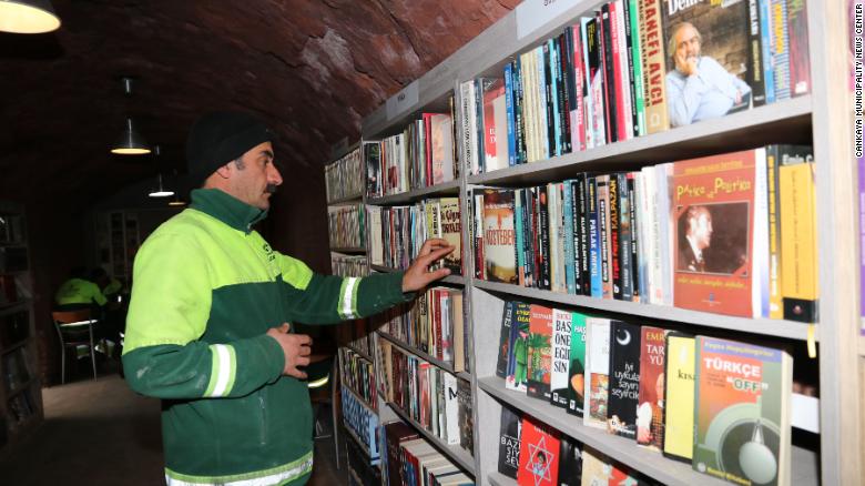 Фотография: Одни выбрасывают, другие собирают: турецкие мусорщики собрали библиотеку из 