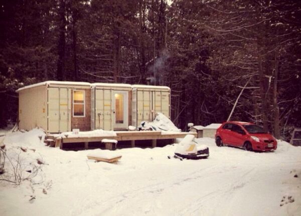 Канадец построил дом из контейнеров и живет там даже в минус 30