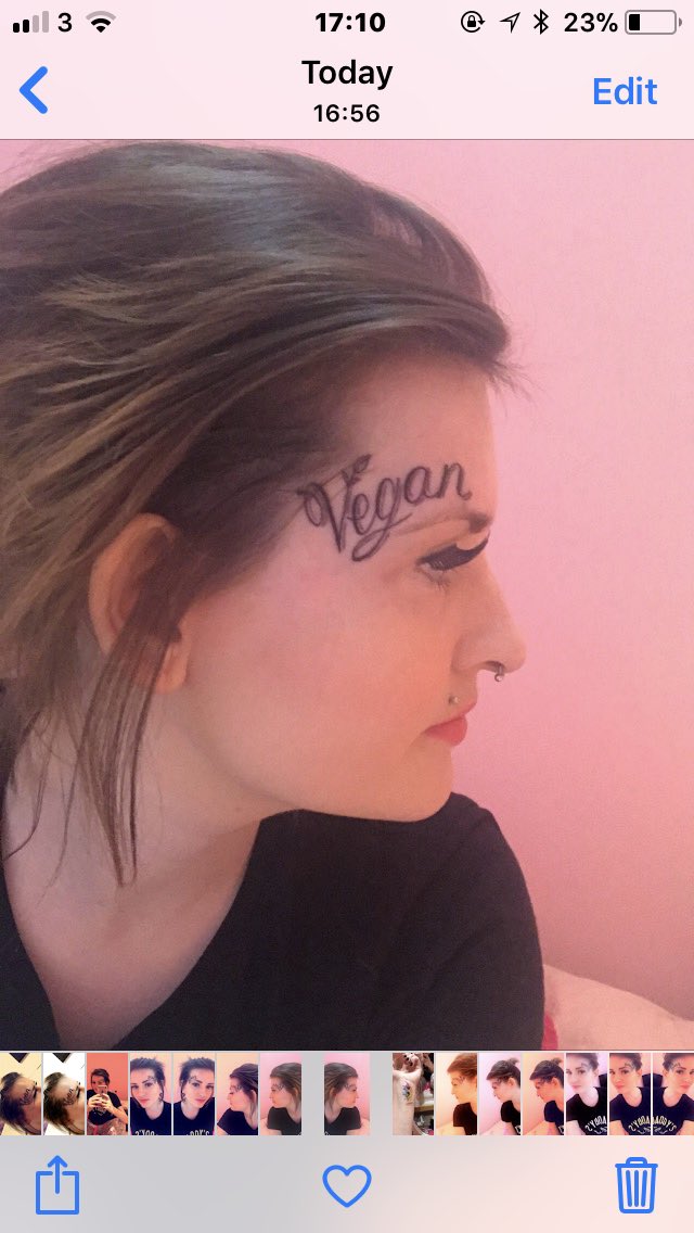 Фотография: Девушка сделала на лице татуировку 