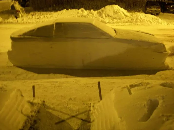 Фотография: Канадец слепил из снега автомобиль для розыгрыша дворников, а привлек внимание полицейских №6 - BigPicture.ru