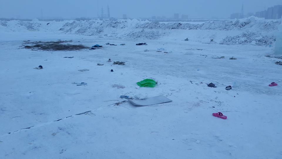 Фотография: Избавились от грехов и мусора: якутский волонтер собрал 14 пакетов мусора возле купели после Крещения №3 - BigPicture.ru
