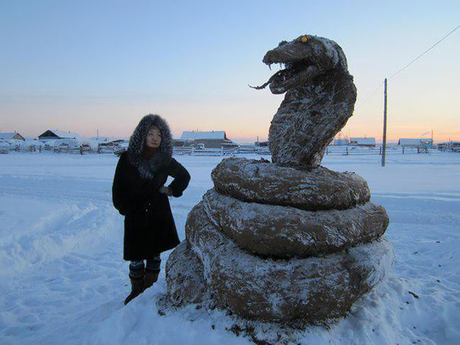 Фотография: Когда искусство пахнет: якутский умелец лепит скульптуры из навоза №6 - BigPicture.ru