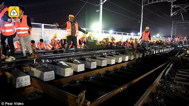Фотография: Китайские рабочие за ночь построили железнодорожную развязку и сняли процесс на видео №5 - BigPicture.ru