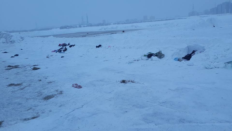 Фотография: Избавились от грехов и мусора: якутский волонтер собрал 14 пакетов мусора возле купели после Крещения №4 - BigPicture.ru