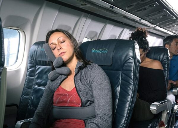 Много рук не бывает: канадский врач придумал подушку для здорового сна в самолете